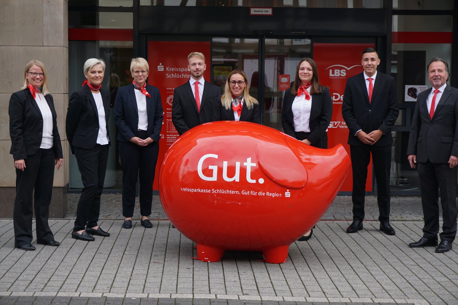 Von links: Alexandra Scholz, Dörte-Christin Lange, Christine Witopil und Thomas Maus (1.v.r. ) begrüßen die vier Auszubildenden: Justin Fuchs (4.v.l), Alisa Fuchs (5.v.l.), Lea Blank (3.v.r.) und Marcel Tutak (2.v.r.).