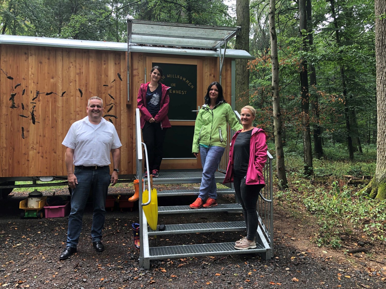 Bürgermeister Matthias Pfeifer besuchte den liebevoll eingerichteten Bauwagen der Wald-KiTa und freut sich sehr, dass die Wald-KiTa endlich durchstarten kann.