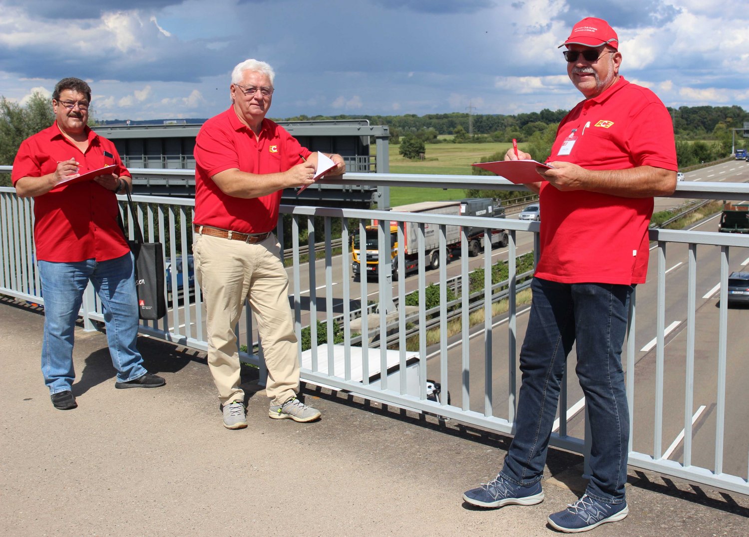 Volker Schork, Anton Hofmann, Herrmann Stiegler (v.l.n.r.) notieren auf der Brücke zwischen Rodenbach und Erlensee die Abstände der Lkw auf der BAB A 66 in beide Richtungen.