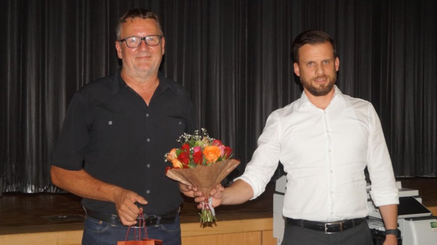 Bürgermeister Timo Greuel (rechts) bedankt sich bei seinem politischen Ziehvater Bernd Kaltschnee.
