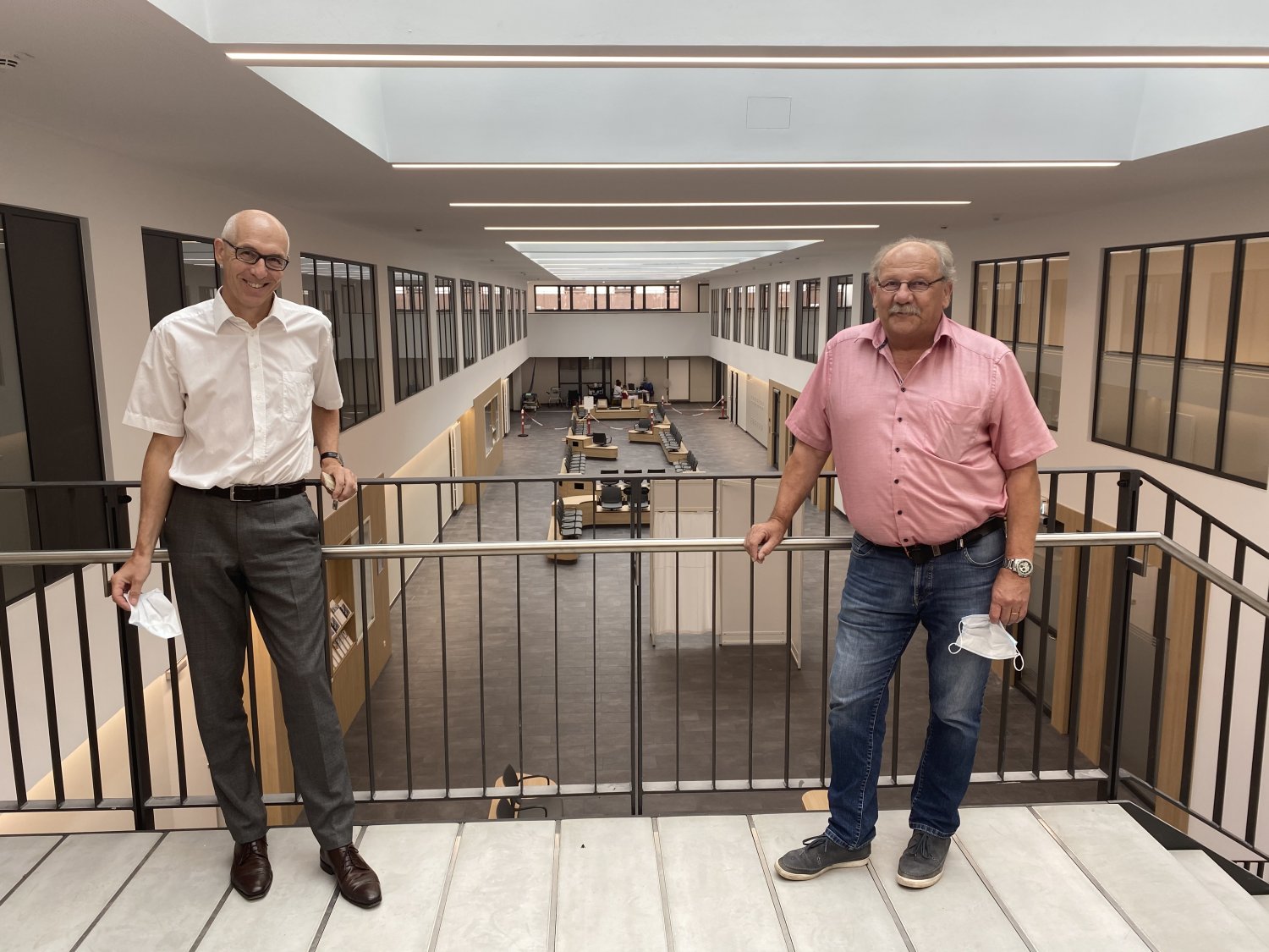 Der Geschäftsführer der Main-Kinzig-Kliniken Dieter Bartsch mit dem Landtagsabgeordneten Heinz Lotz in der neuen Eingangshalle in Gelnhausen