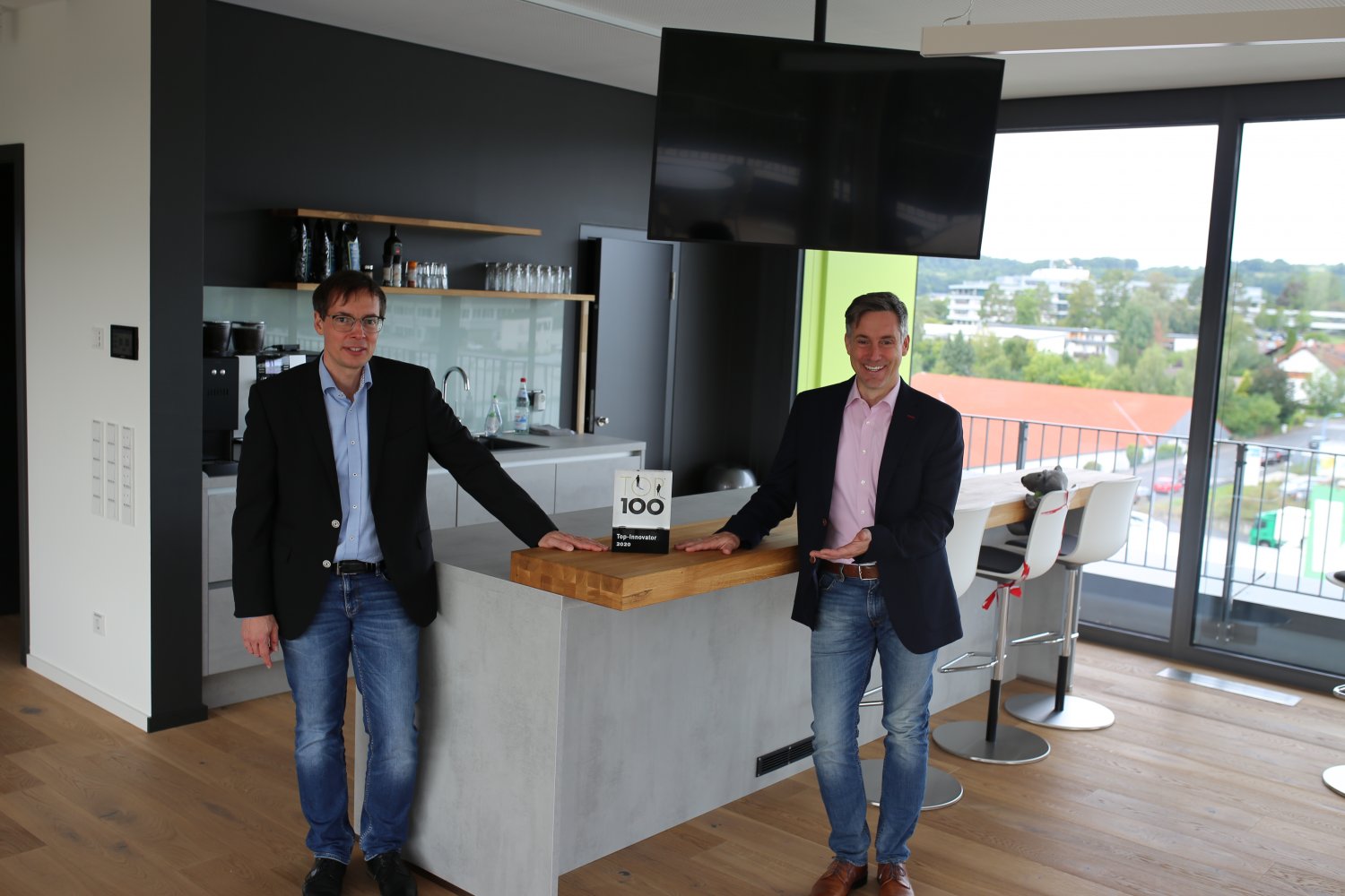 Stefan und Peter Jökel (rechts) freuen sich über die TOP-100-Auszeichnung
