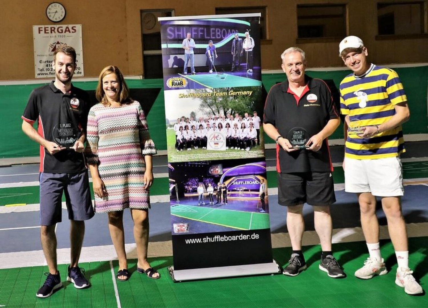 Auf dem Bild von links: Torben Hußmann (1. Platz), Andrea Rosch (Turniersponsorin), Dieter Hußmann (2. Platz), Marius Runge (3.Platz).