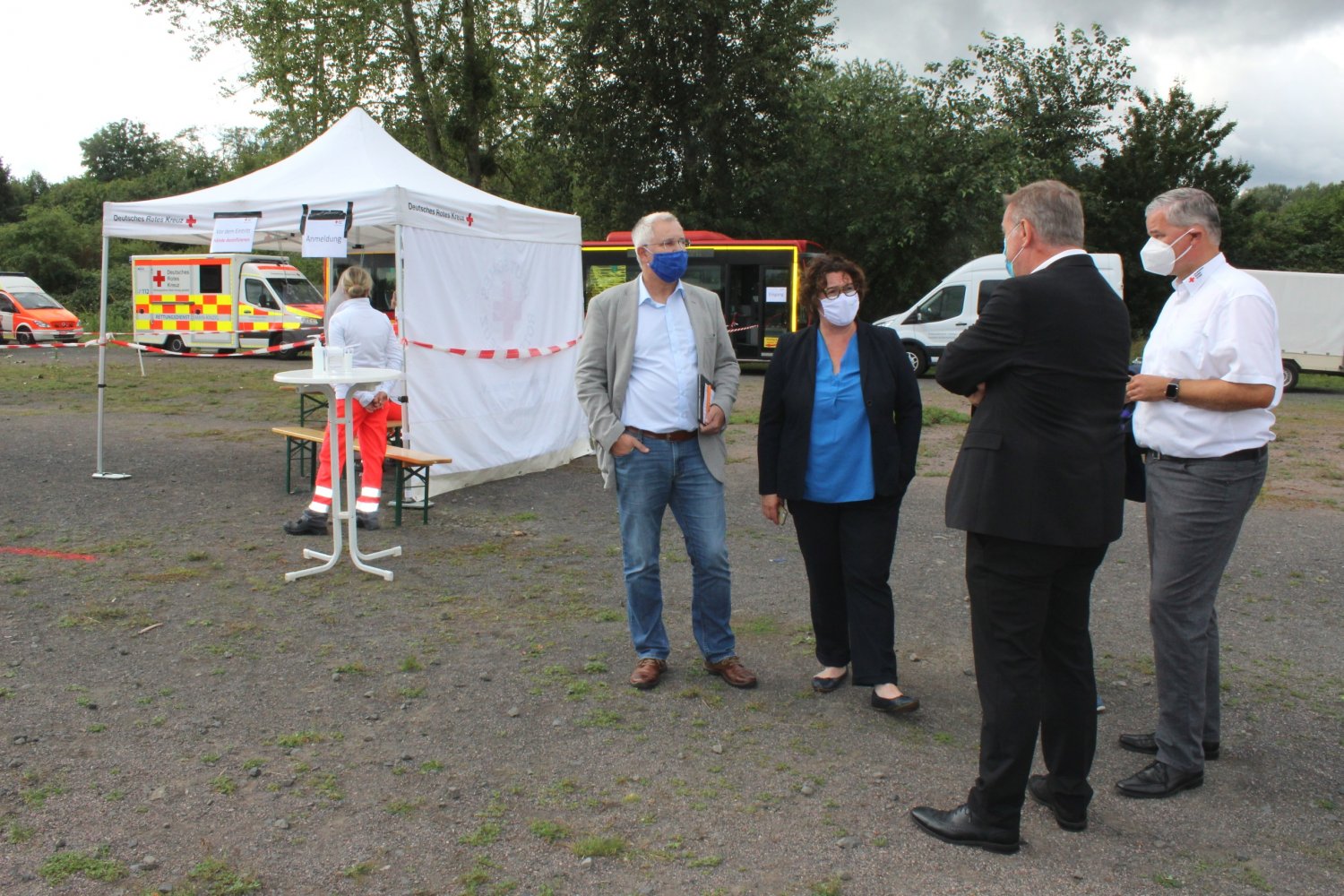 Günther Seitz (Gefahrenabwehrzentrum), Erste Kreisbeigeordnete Susanne Simmler, Oberbürgermeister Claus Kaminsky und der Hanauer DRK-Geschäftsführer Stefan Betz (von links)