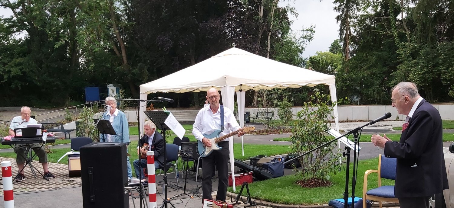 Reiner Wertheim (nicht im Bild), Margitta Lange, Dr. Ralf Takke, Wolfgang Schröder und Heinz-Uwe Hennecke bei ihrem Auftritt im Garten des Wohnstifts Hanau