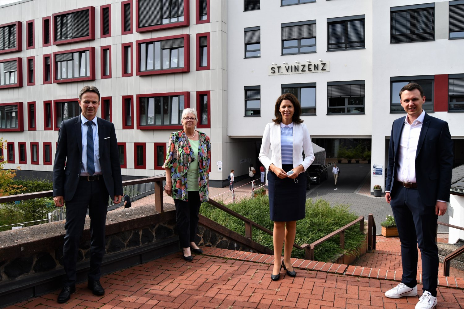 Katja Leikert Informiert Sich Am St Vinzenz Krankenhaus