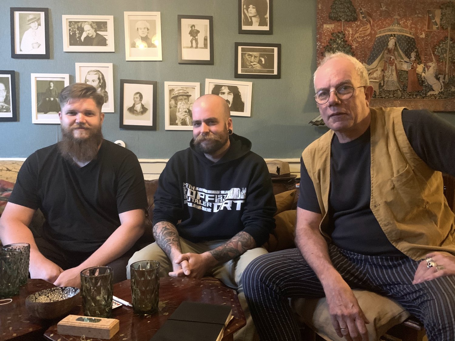  Foto zeigt Heiner Hartmann (rechts), Betreiber der letzten 40 Jahre, sowie seine potentiellen Nachfolger Alexander Schmidt (links) und Nicolas Jung (Mitte).
