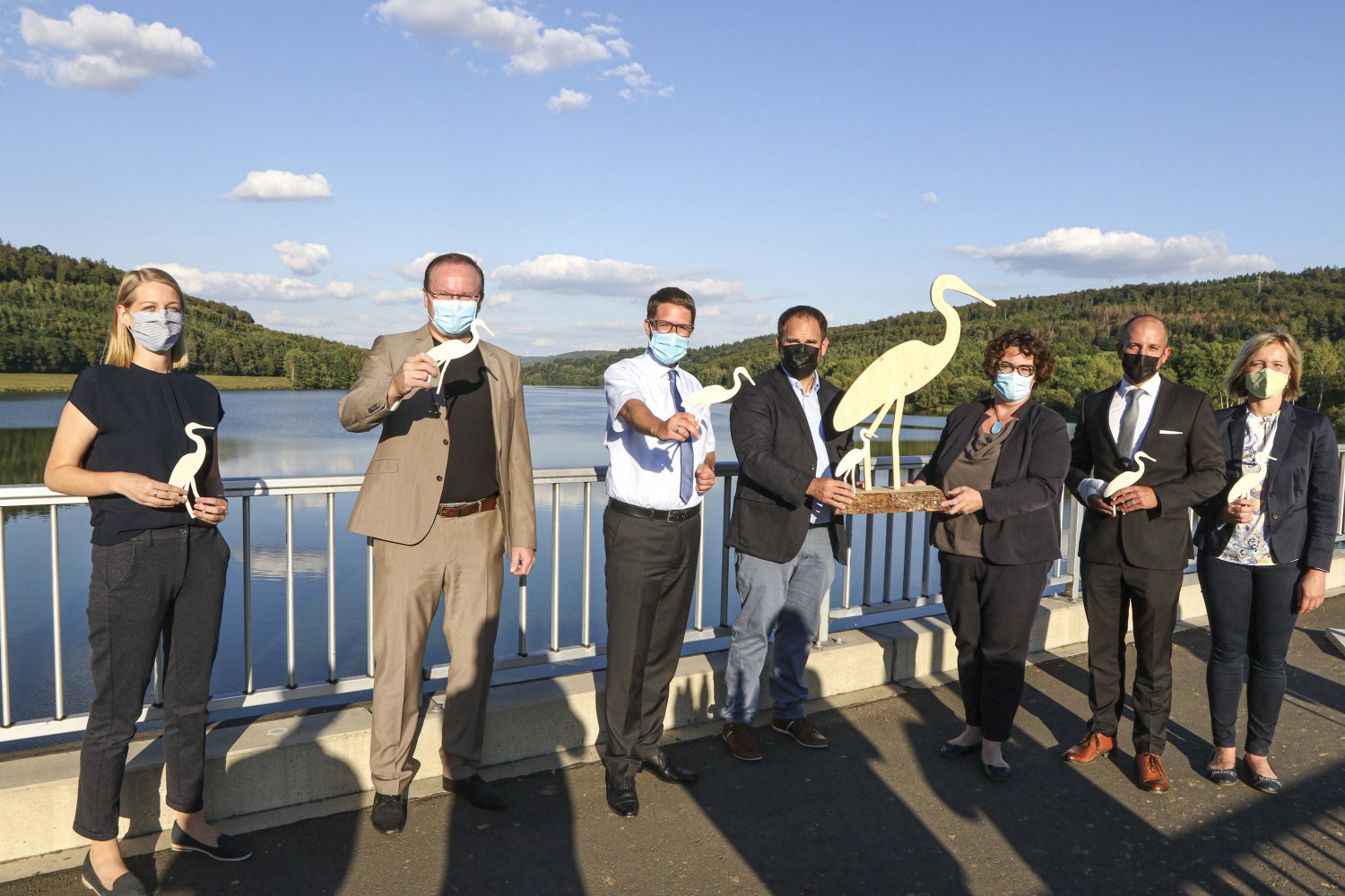 Landrat Thorsten Stolz, Erste Beigeordnete Susanne Simmler (Dritte von rechts), Holger Scheffler, und Bürgermeister Dominik Brasch (Zweiter von rechts) sowie Vertreter von Behörden und Tourismus stellten die konkreten Pläne vor