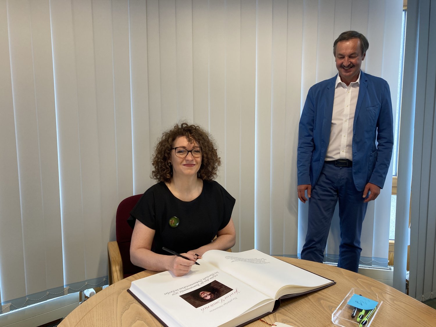 Janine Dauterich bei ihrem Eintrag ins Goldene Buch der Stadt, beobachtet von Bürgermeister Gerhard Schultheiß.
