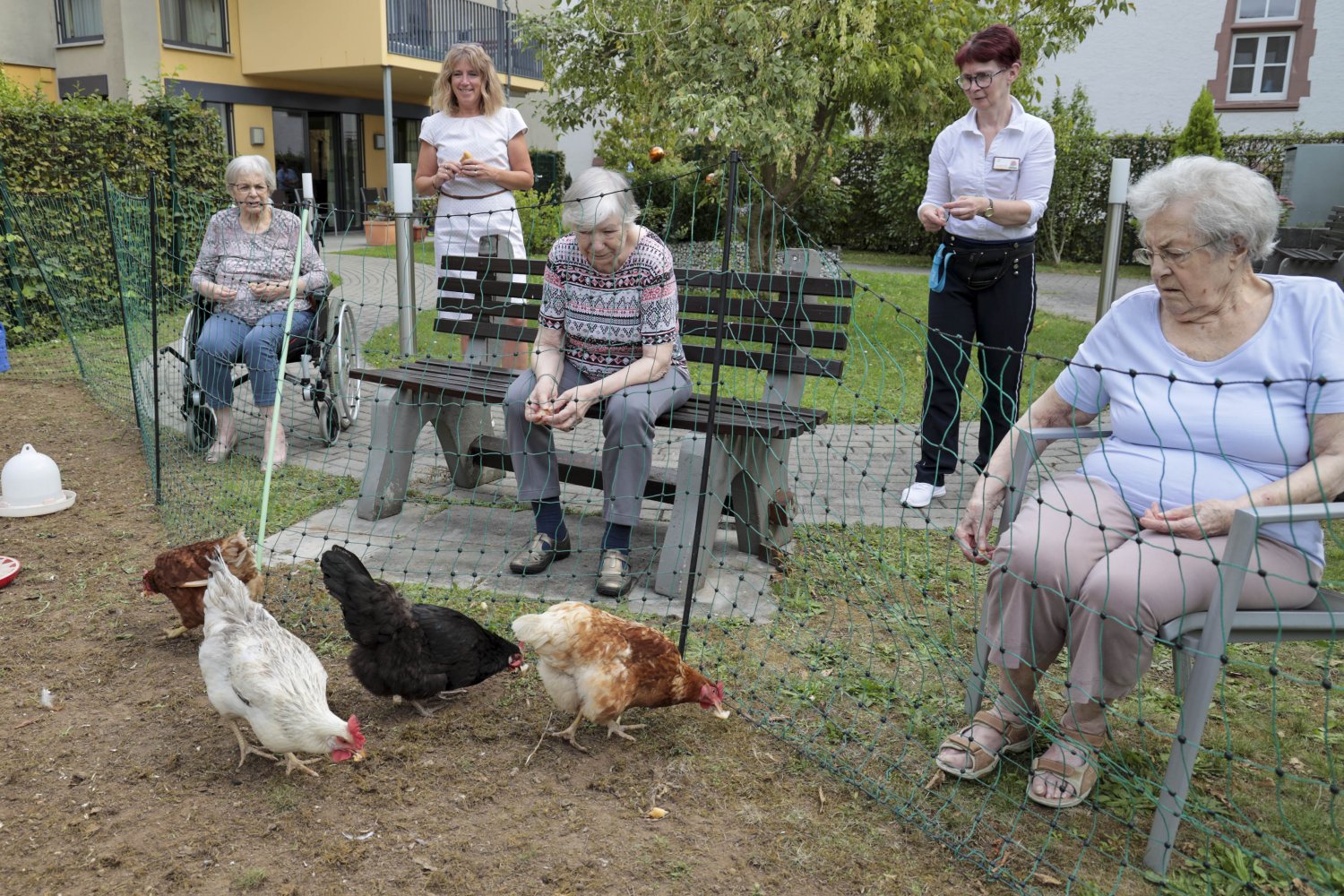 Von links: Anneliese Schröck (Bewohnerin), Anja Wagner, Marianne Müller (Bewohnerin), Jutta Stürz (Mitarbeiterin Soziale Betreuung) und Hildegard Schwan (Bewohnerin).