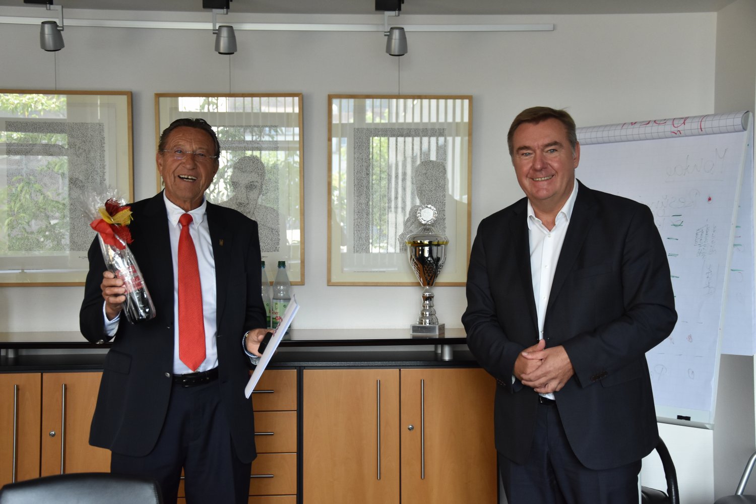 Horst Benn (links) bekam von Oberbürgermeister Claus Kaminsky den Landesehrenbrief überreicht.