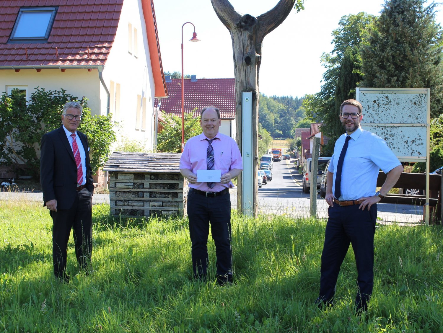 Landrat Thorsten Stolz (rechts) und Kreisbeigeordneter Winfried Ottmann (links) überbringen Bürgermeister Frank Soer die Zusage des Kreises über 83.000 Euro.