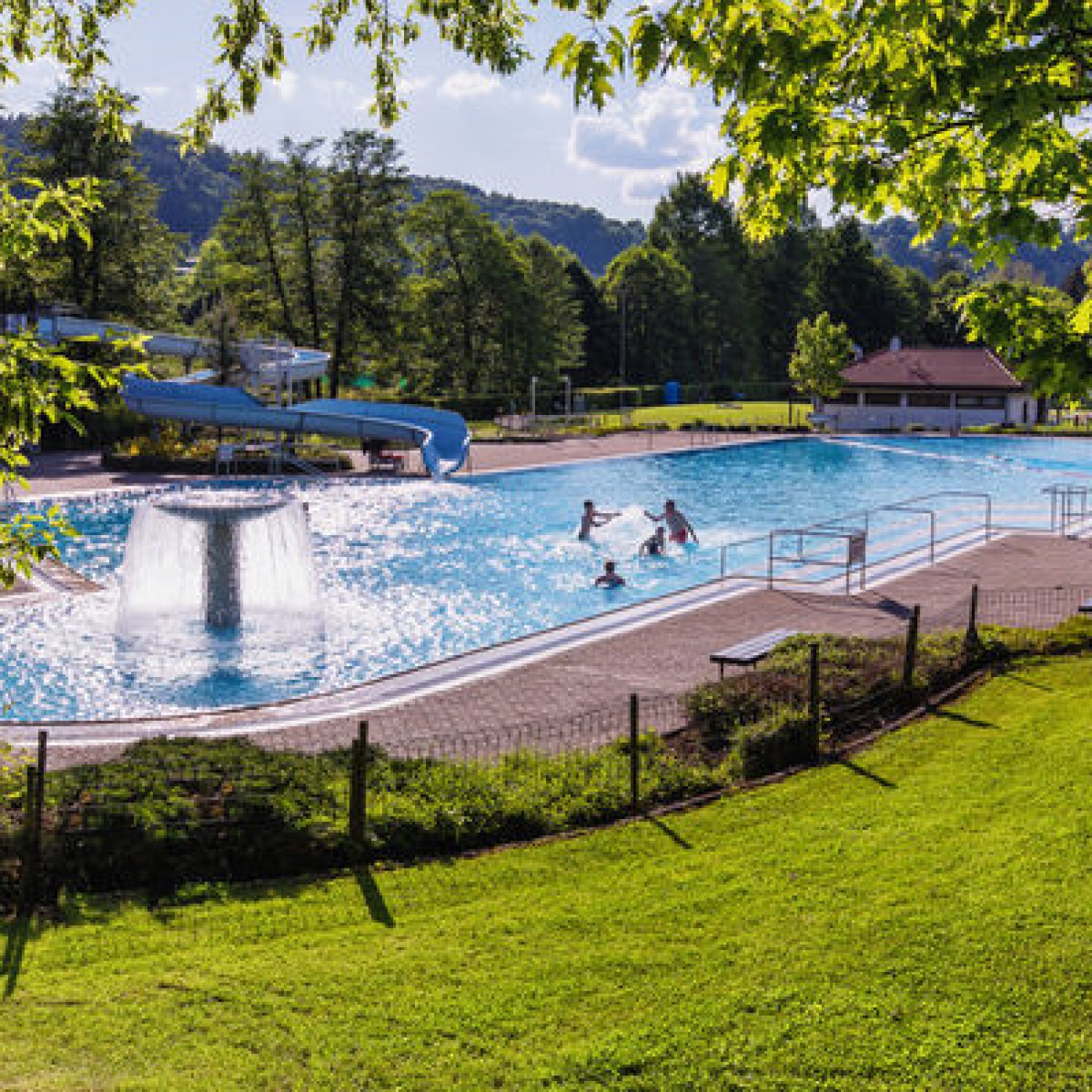Wegen des guten Wetters verlängert das Naturerlebnisbad in Bad Orb die Freibadsaison.