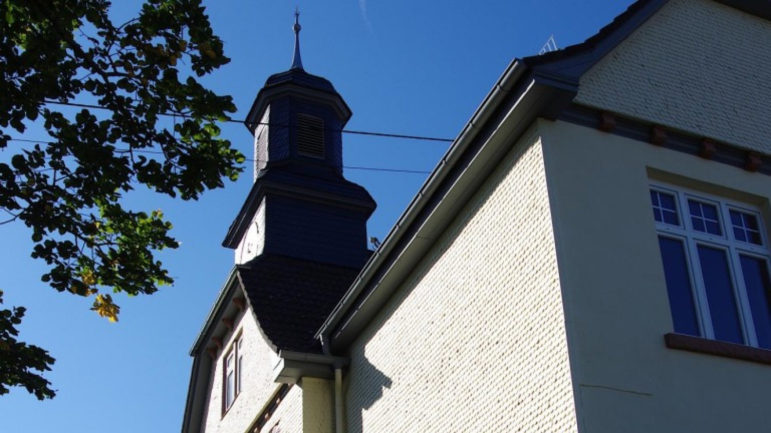 Fassade mit Turm der Alten Schule erstrahlt in neuem Glanz
