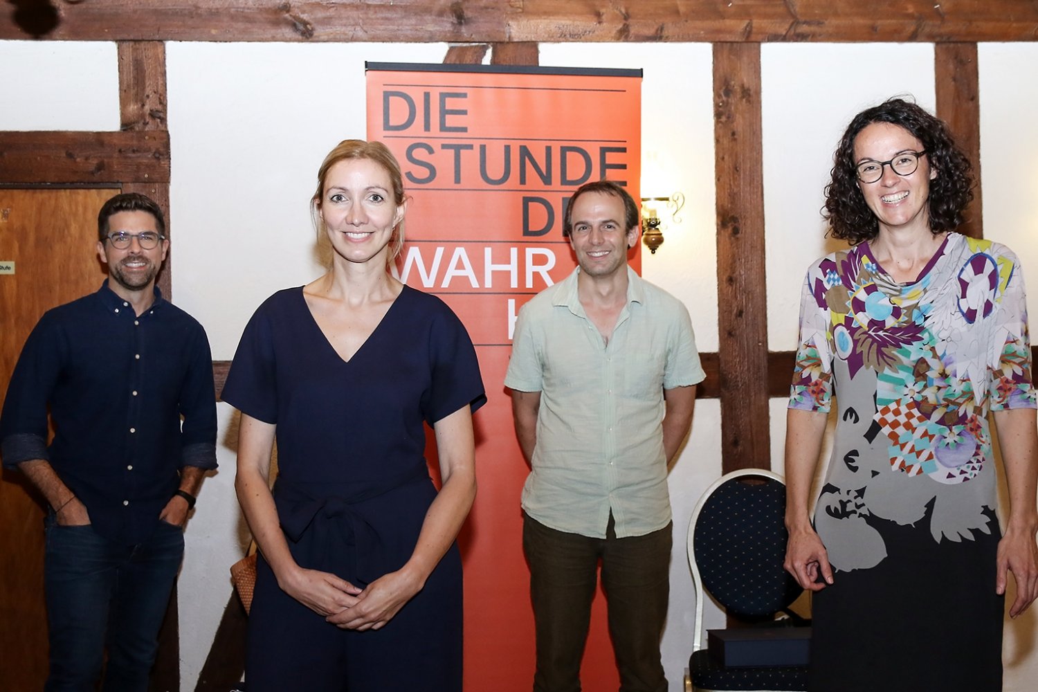 Moderator Tim Berendonk, die Virologin Prof. Dr. Sandra Ciesek, Sozialpsychologe Prof. Dr. Christopher Cohrs und Wissenschaftsministerin Angela Dorn (von links)