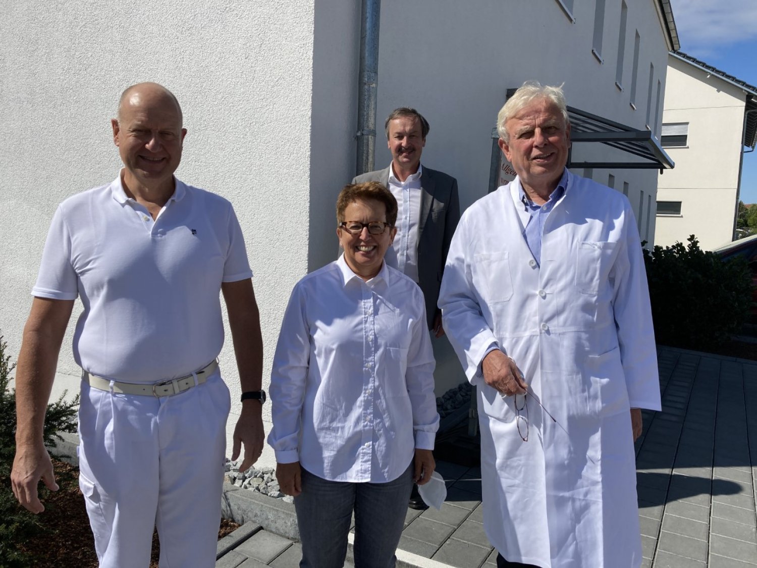 Beim Besuch von Bürgermeister Gerhard Schultheiß in der Praxis (von links): Dr. Ralf Petereit, Dr. Regina Mick und Dr. Hubertus Wetz.