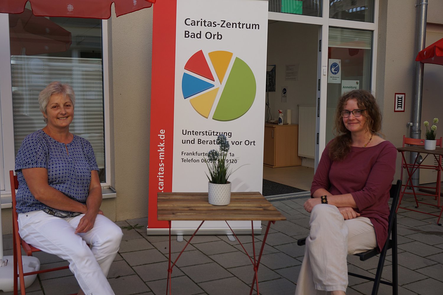 BU (v.l.): Annette Amberg und Sabine Bleitgen freuen sich auf viele Besucher im neuen Begegnungscafé des Caritas-Zentrums.