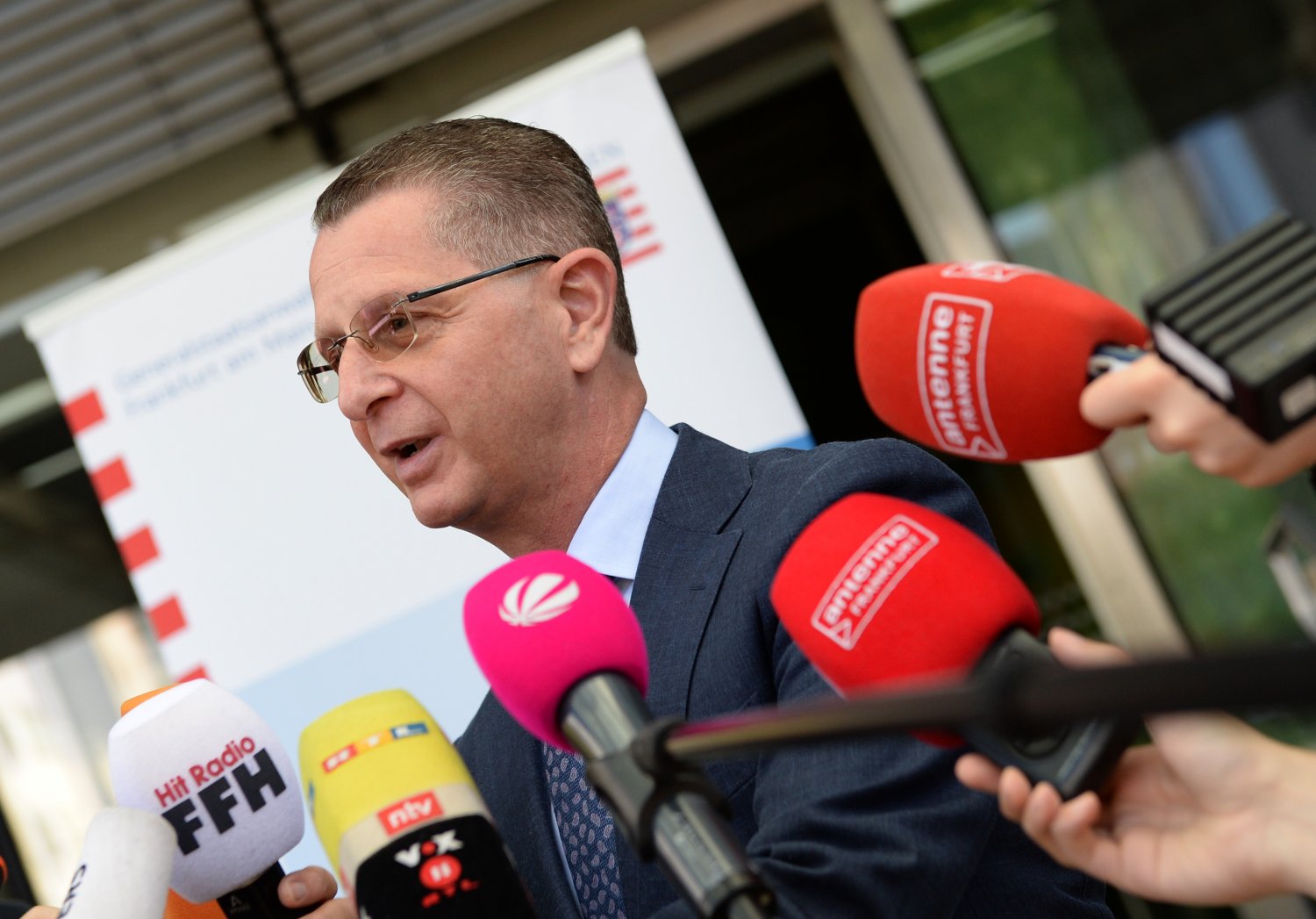 Oberstaatsanwalt Alexander Badle bei einer Pressekonferenz 2019