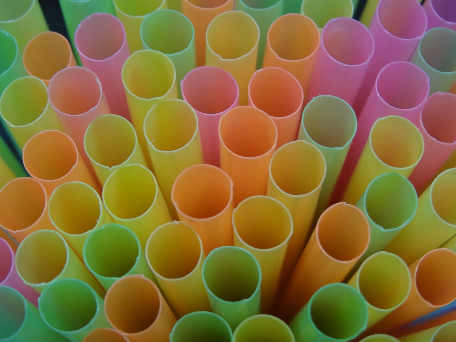 Plastikstrohhalme gehören bald der Vergangenheit an.