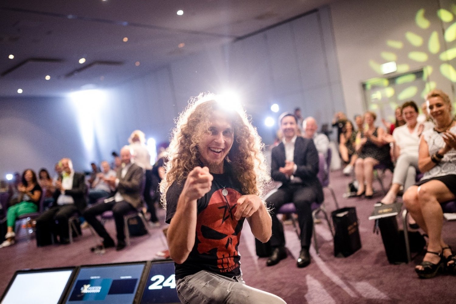 Influencer Nikolai Schlott begeistert bei Weltrekord-Speaker-Slam
