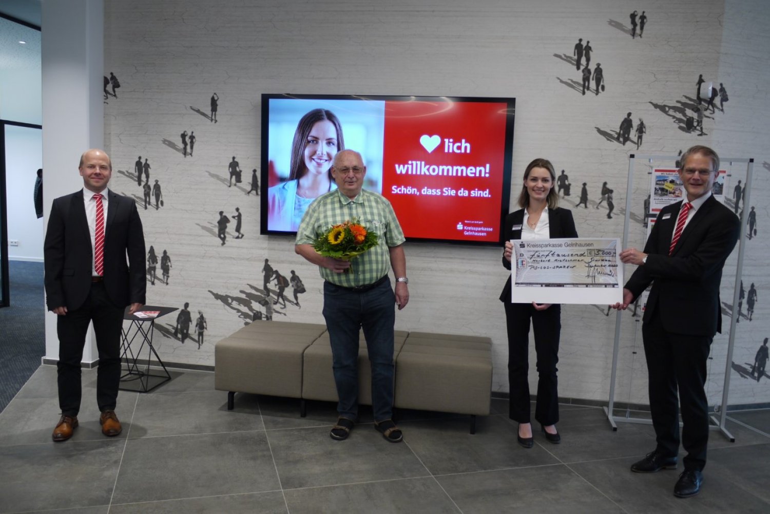 Das Foto zeigt (von links): Kundenberater Martin Alt, Herbert Kretschmar, Kundenberaterin Anastasia Frikel und Michael Günther, Leiter Privatkunden.