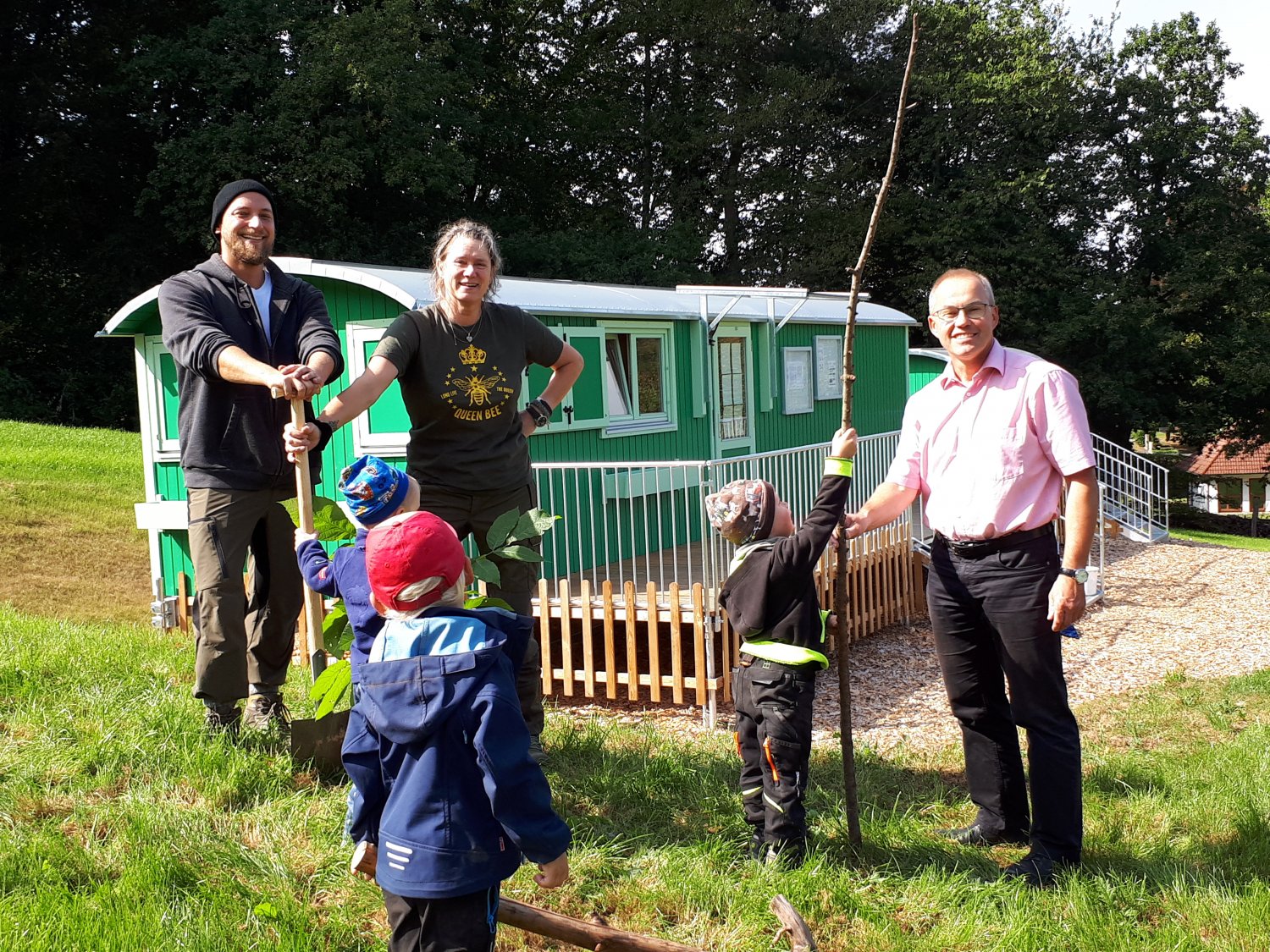 Lars Bubenheim, Sabine Fuß (v.l.) und einige Kinder begrüßen Bürgermeister Gerald Helfrich in der Gettenbacher Wald-Kita.