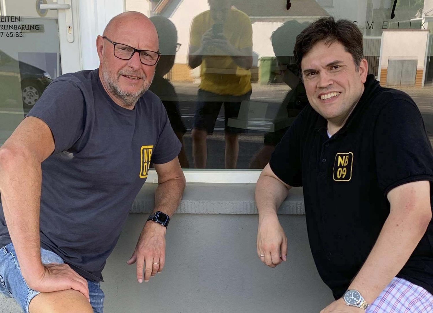 Peter Schmitt (links) und Dr. Ralf Grünke (rechts) nach einer Putzaktion in der Straubelgasse in Heldenberge