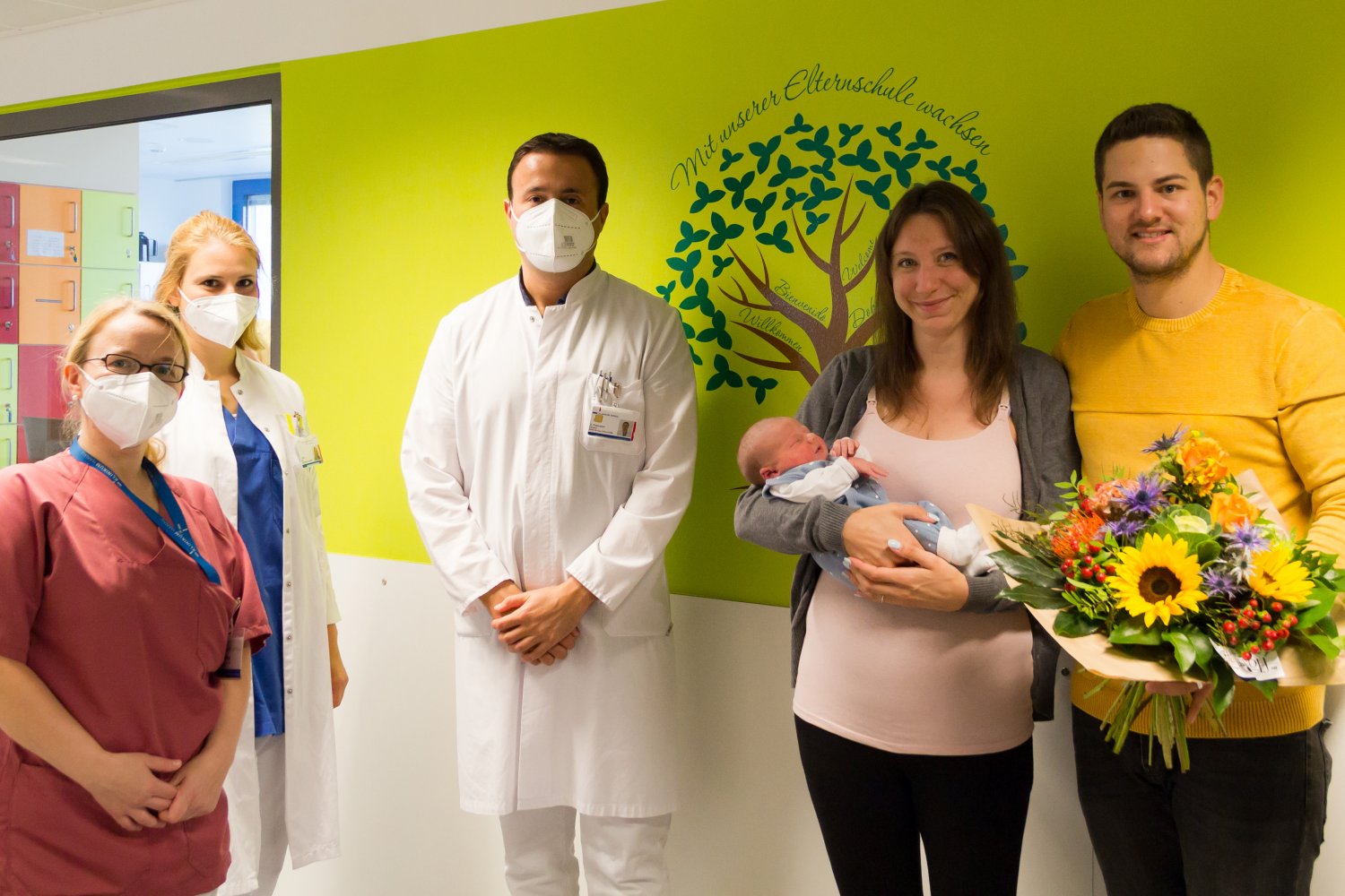 v.l.n.r.): Sabine Jüngling, pflegerische Leitung der Eltern-Kind Station, Assistenzärztin Jasmin Harth, Oberarzt Georgi Popivanov, Mama Saskia Wesch und Papa Sebastian Bub freuen sich über den kleinen Henry, das 1000ste Baby 2020 am Klinikum Hanau.