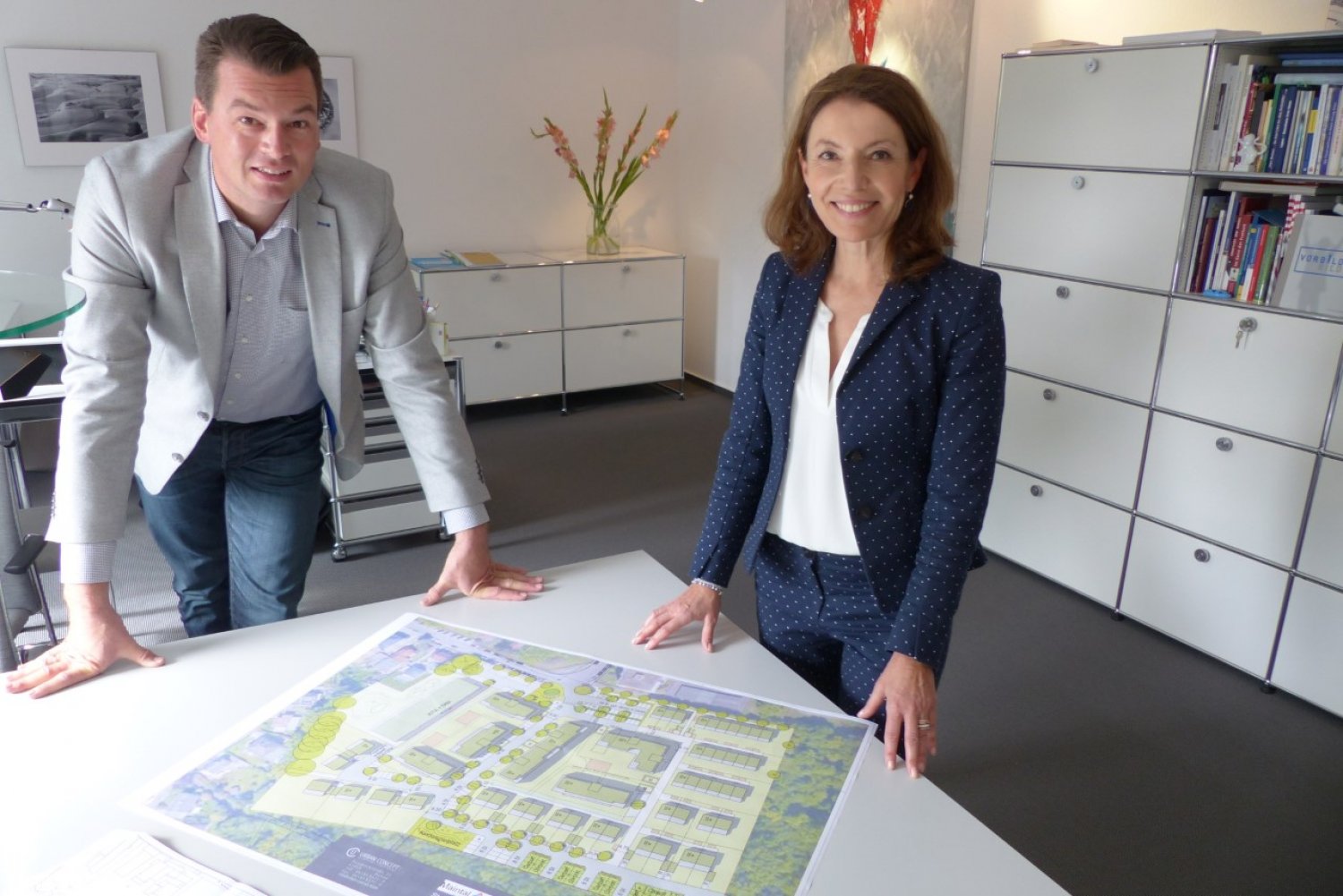Grünes Licht für den Bebauungsplan: Bürgermeisterin Böttcher und MIG-Geschäftsführer freuen sich, dass die Entwicklung des Baugebietes in Dörnigheim in die nächste Phase gehen kann.