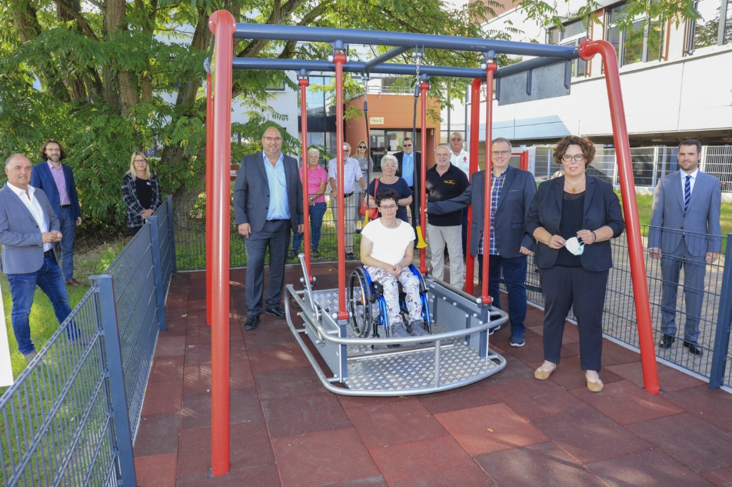 (Von links) Engelbert Fischer und Edith Arnold (Initiatoren), Susanne Simmler (Erste Kreisbeigeordnete), Johanna Parthey (Koordinatorin), Klaus Schejna (Bürgermeister), Reinhold Walz (Stellvertretender Geschäftsführer) und Stefan
