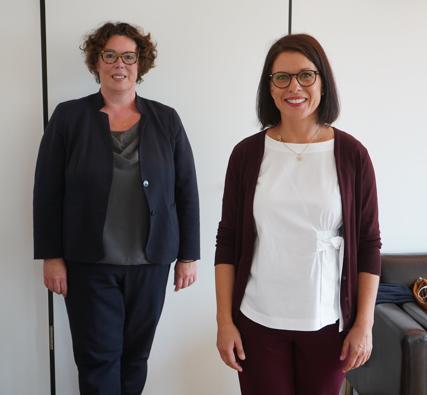 Erste Kreisbeigeordnete Susanne Simmler mit der neuen Frauen- und Gleichstellungsbeauftragten Grit Ciani (rechts).
