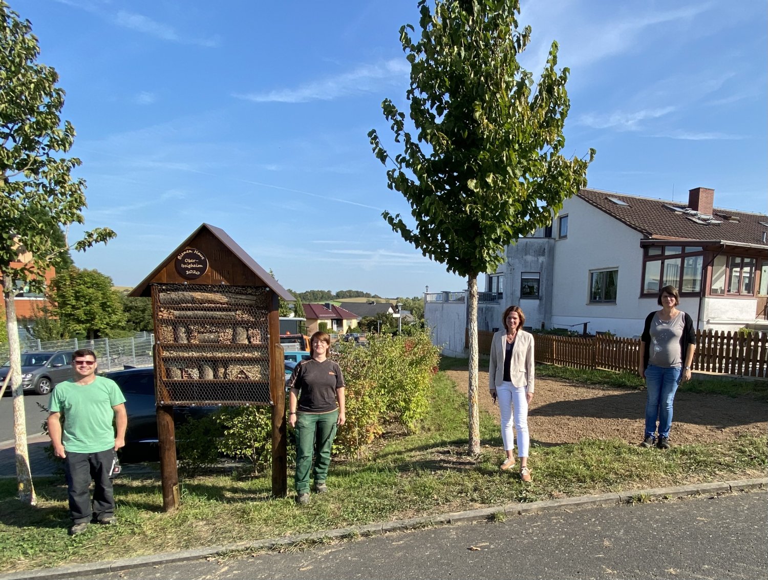 v.l.n.r.: Dennis Frost und Gabriele Schmidt vom Bauhof, Bürgermeisterin Sylvia Braun, Umweltbeauftragte Rebecca Lederer
