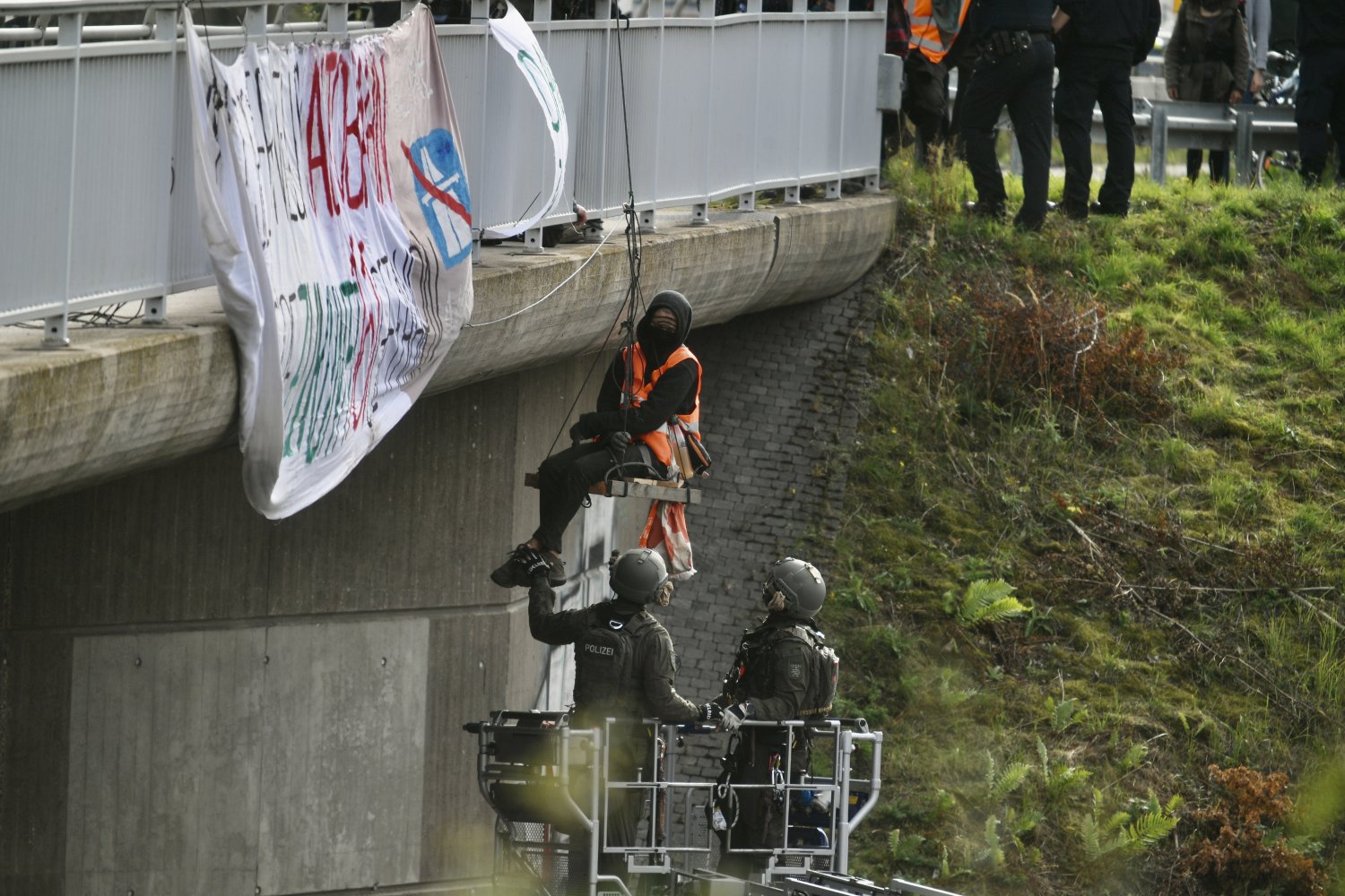 Demonstranten auf der A5
