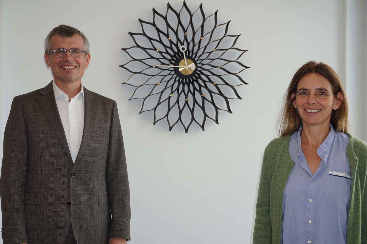 Der Vorsitzende der AGH, Dr. Tobias Kämpf, und die Fachbereichsleiterin Annette Böhmer blicken gemeinsam auf ein herausforderndes Jahr. 