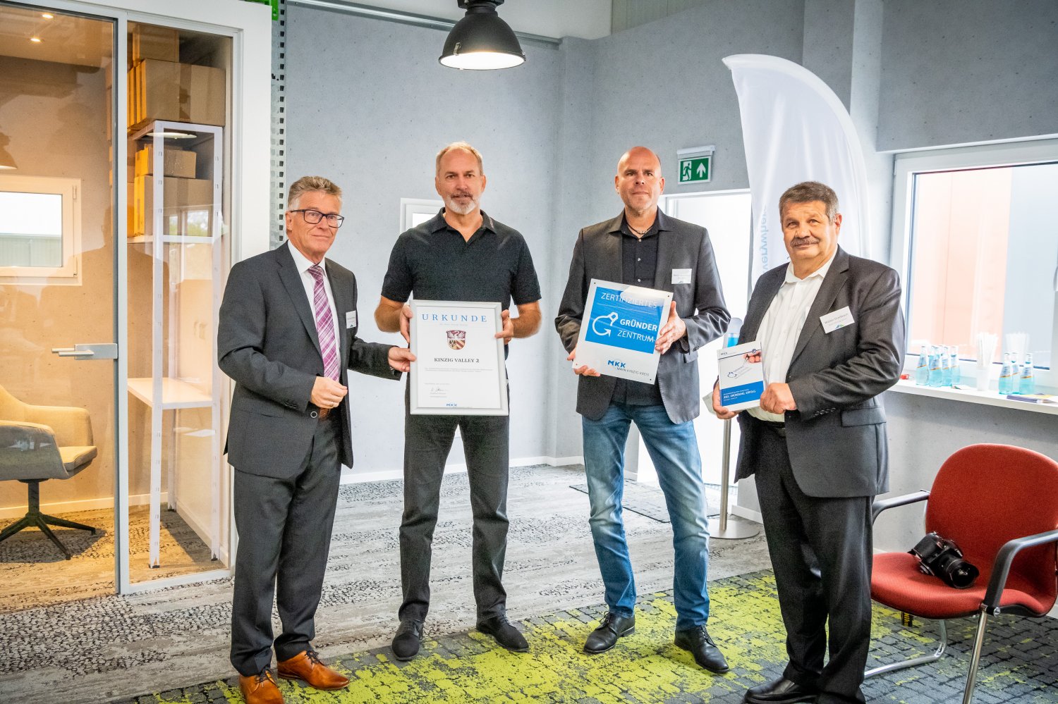 Von links: Winfried Ottmann (Kreisbeigeordneter und Wirtschaftsdezernent), Gregor Hämel (GF Kremer GmbH), Bernd Weidmann (Kinzig Valley GmbH), Walter Dreßbach (Wirtschaftsförderung MKK)