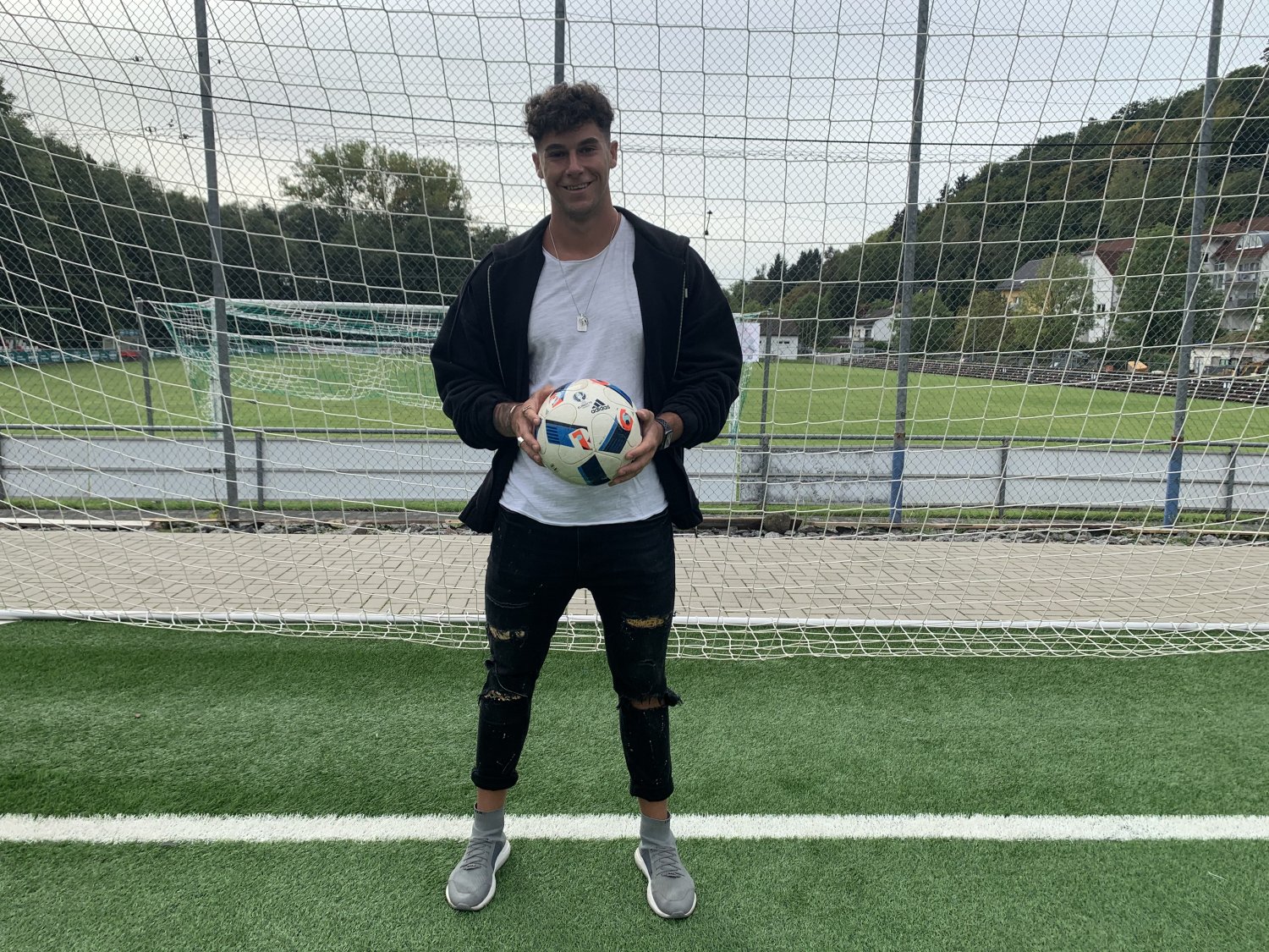 Auf dem Fußballfeld des SG Bad Soden 1911 e.V. erzählt Dennis Felber über seine neue Karriere.