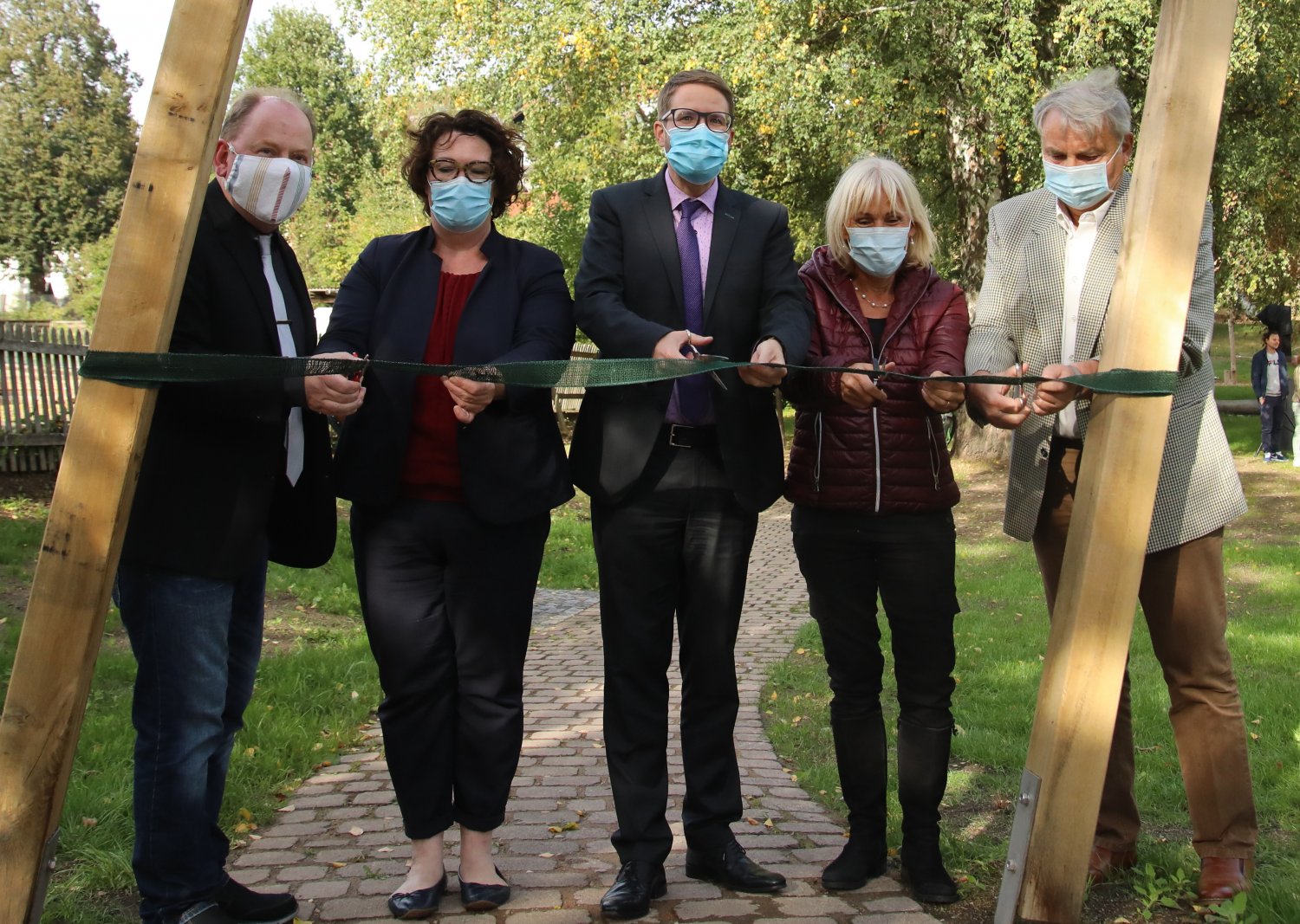 Frank Soer, Susanne Simmler, Thorsten Stolz, Bettina Müller und Egon Schmid (von links) durchtrennen das Band