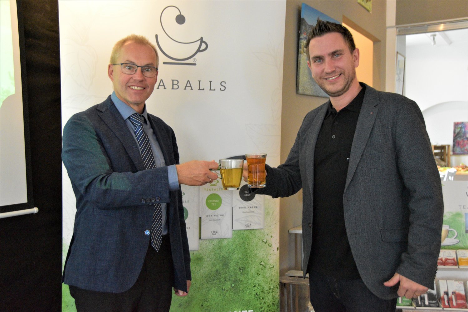 Gründer Simon Schmidt mit Bürgermeister Gerald Helfrich
