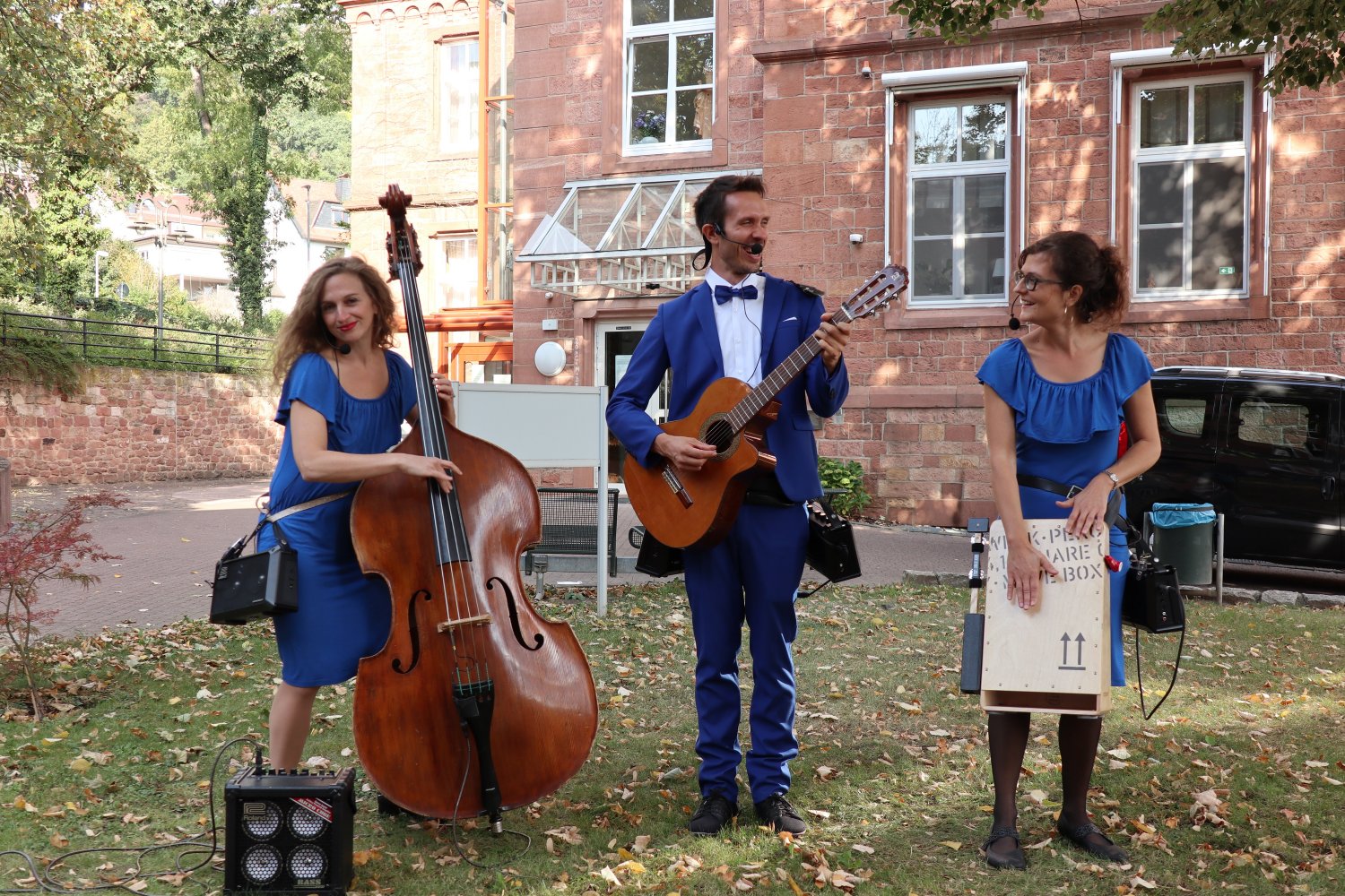 Jane Lazarovic (Kontrabass, Gesang), Gabriel Beuerle (Gitarre, Gesang) und Imogen Gleichauf (Cajon, Gesang) treten gemeinsam als das Trio „Evas Apfel“ auf.