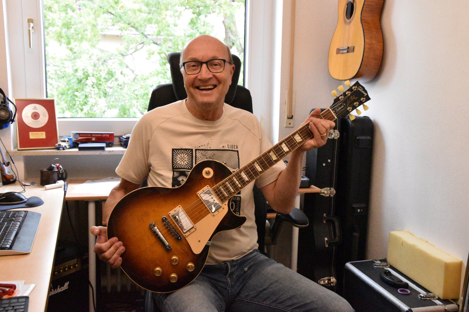 Der Schlagzeuger ist auf Gitarre umgestiegen