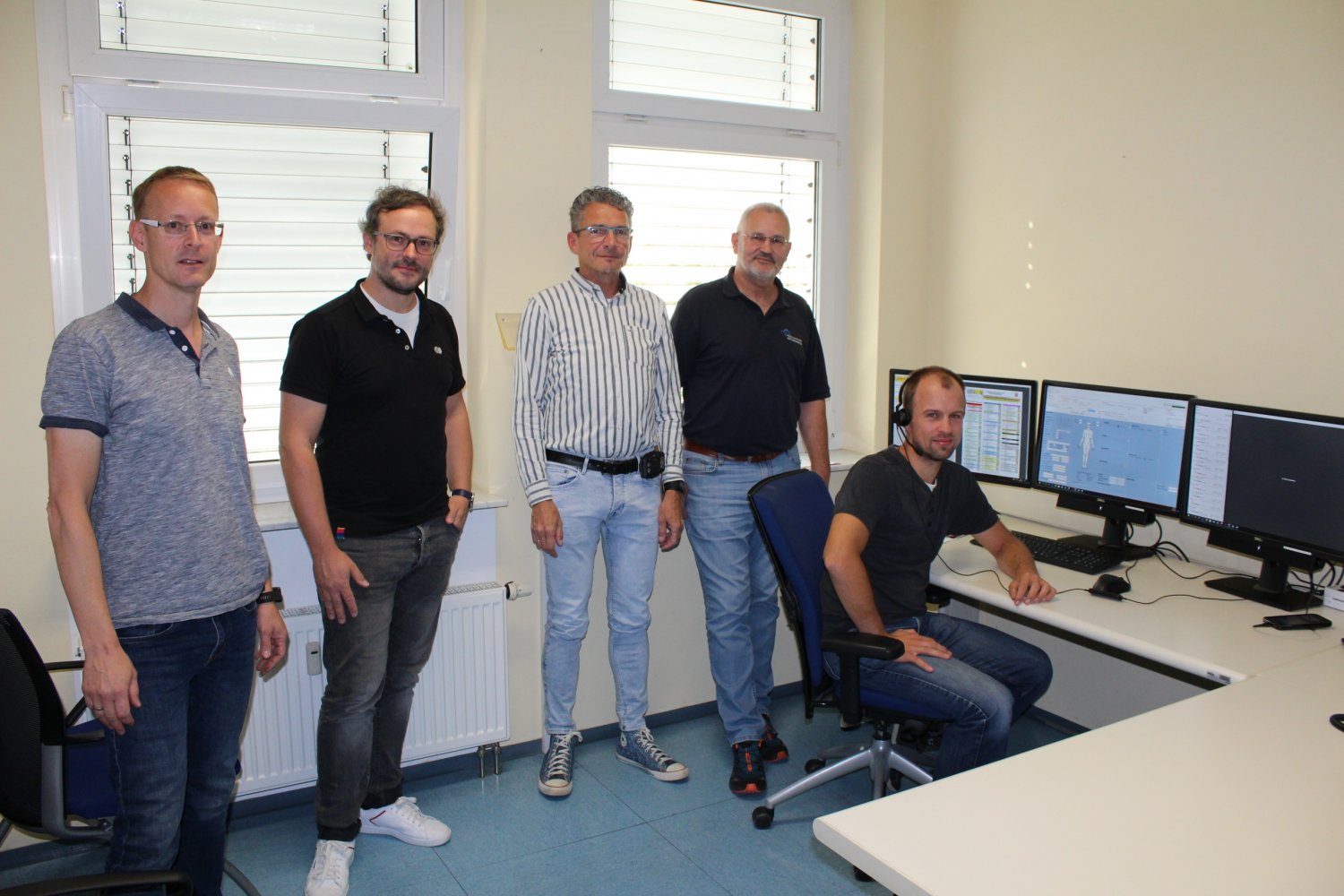 koordiniert (von links): Dr. Manuel Wilhelm (Main-Kinzig-Kliniken), Dr. Kai Kottmann, Dr. Wolfgang Lenz (Ärztlicher Leiter Rettungsdienst), Günther Seitz (ständiger Vertreter der Amtsleitung des Gefahrenabwehrzentrums) und Carsten Riemer (Klinikum Hanau).