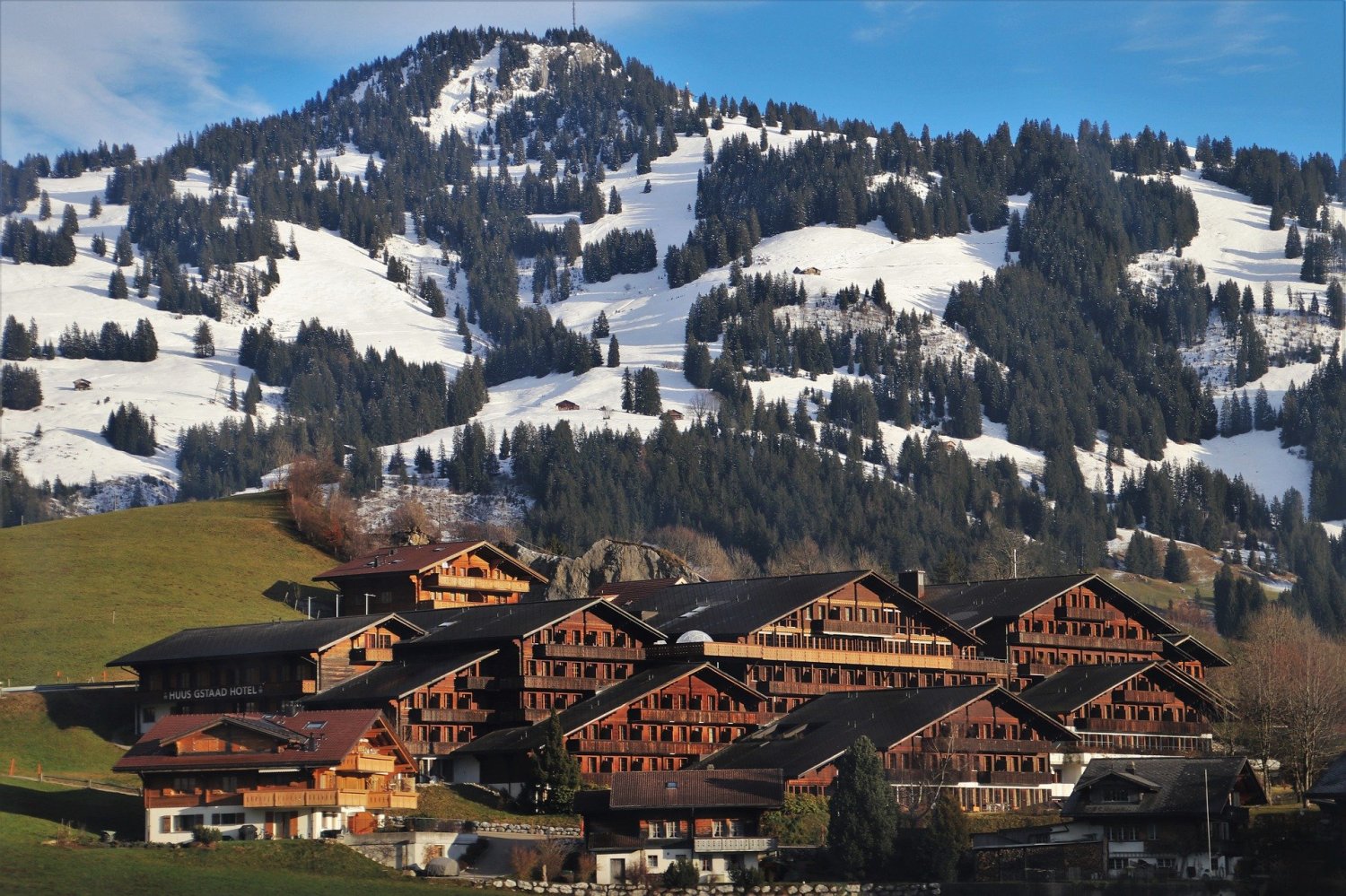 Ein Hotelkomplex in den Alpen
