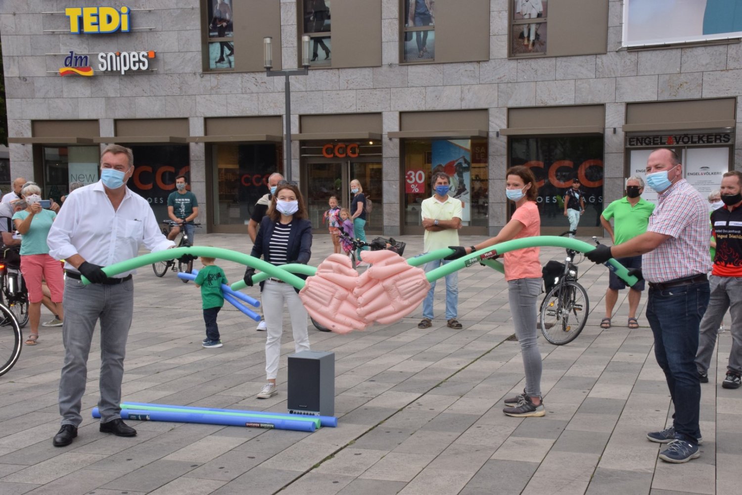 Einschlagen in die Stadtwette bei der Eröffnungsveranstaltung