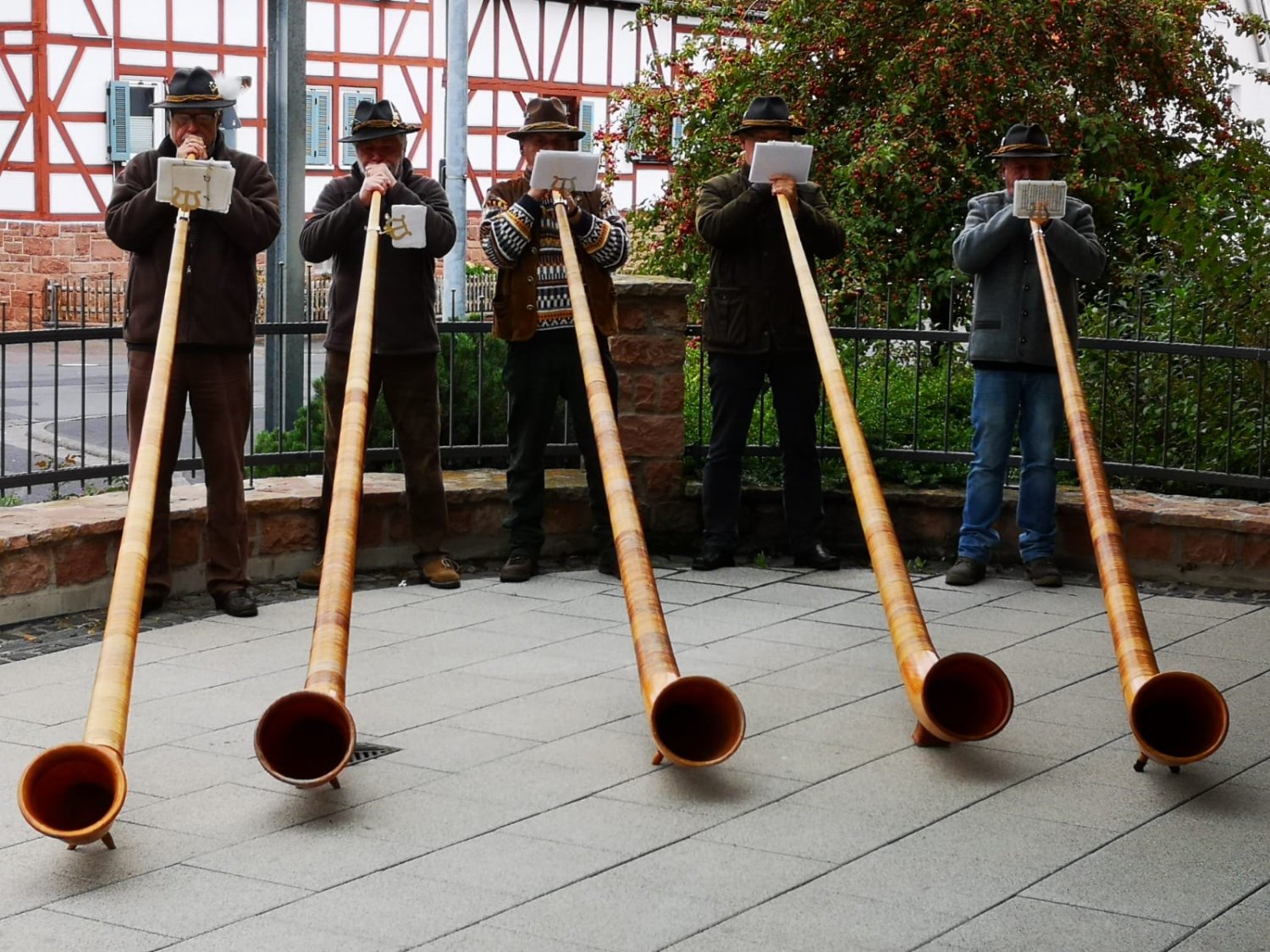 Die fünf Musiker des Alphorn-Echo Kasselgrund traten auf der Terrasse des Seniorenzentrums auf