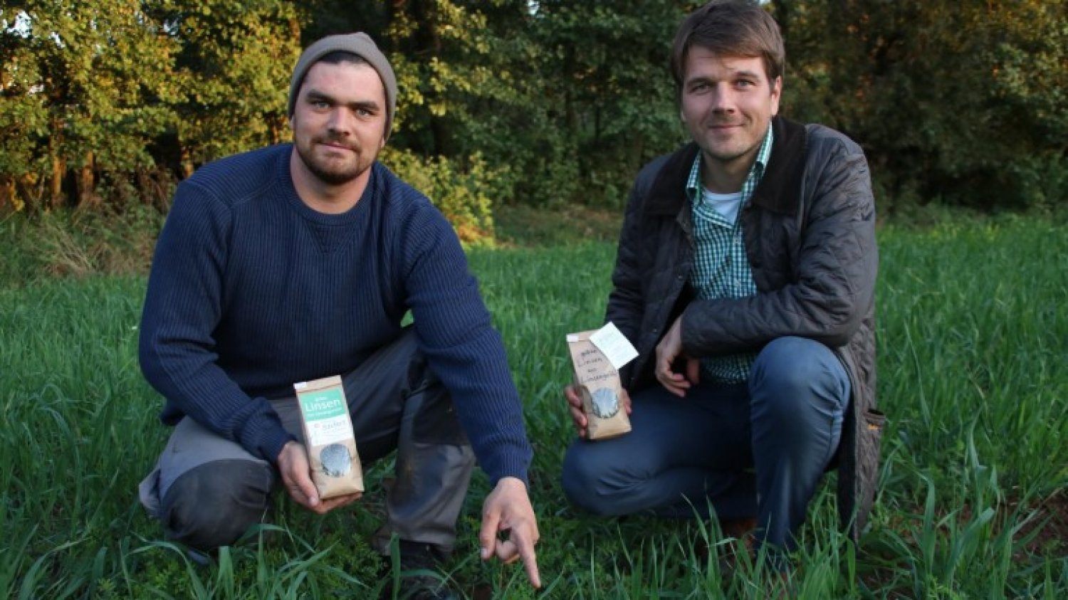 Michael und Christian Seifert präsentieren ihre Grünen Linsen aus Linsengericht, die ab sofort am Weißkirchhof erhältlich sind
