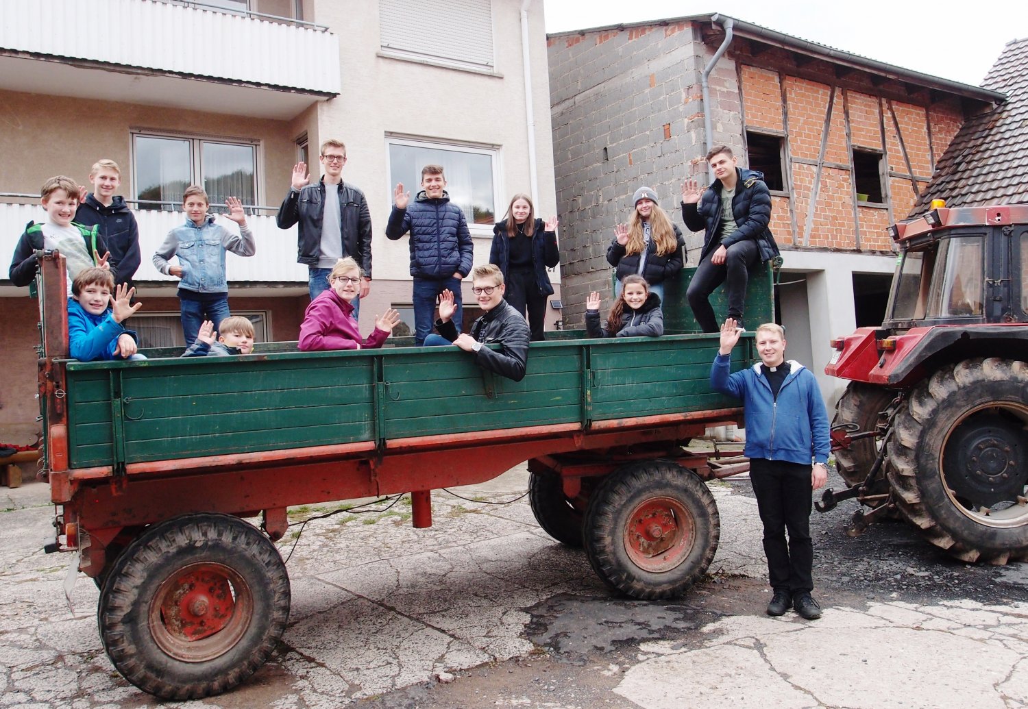 Ein Tag auf dem Dorf: Auf dem Bauernhof. Für die Fotos wurden die Masken kurz abgelegt