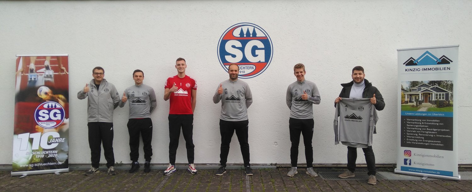 Abteilungssprecher Marco Schlichting (1 v. l.) und Sponsor Mükkerem Demirbag (1 v. r.) sowie die Spieler Marius Slowinski, Fabian Zarnack, Sebastian Kling, Joseph Brugger (v. l.
