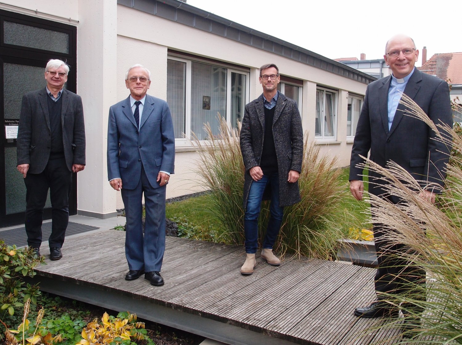 Für den Katholikenrat frisch gewählt: Wolfgang Grospietsch (2. von links). Es gratulieren für den Wahlvorstand Dechant Andreas Weber (rechts im Bild) und die beiden Pfarrgemeinderatssprecher Daniel Braun (2. von rechts) und Ludwig Borowik (links im Bild)