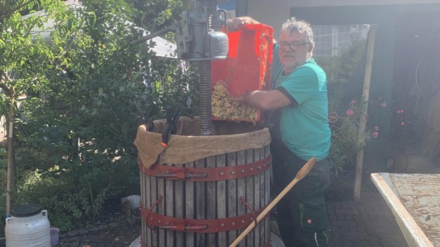 Olaf Goinar beim Keltern