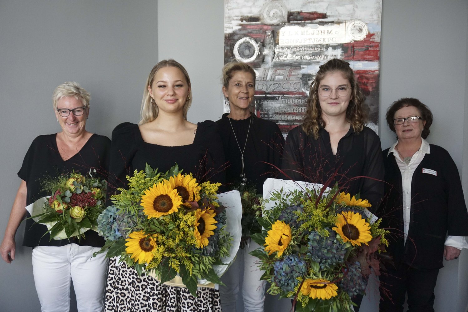 Die beiden Praxisanleiterinnen Karin Schneider und Tanja Hofacker und Pflegedienstleiterin Roswitha Herpel (hinten, v.l), gratulieren Karoline Belz und Jaqueline Lehmann zum bestandenen Examen